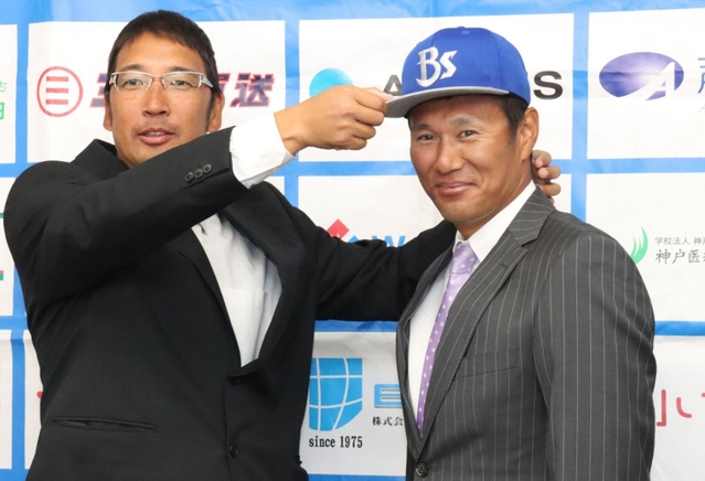 兵庫ブレイバーズの橋本大祐監督（左）と記者会見に臨んだ久保康友投手＝三田市三輪