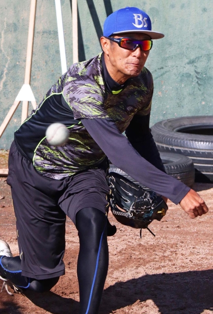 ブルペンで投げ込む久保康友投手＝三田市三輪