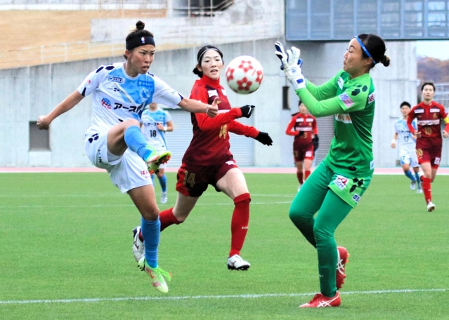 ＡＳハリマ-ＮＧＵラブリッジ名古屋　後半、４点目のループシュートを右足で打つＡＳハリマの千葉（左）