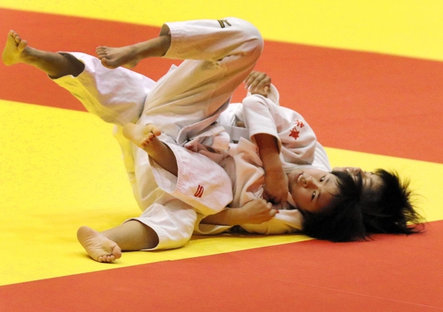 柔道女子４４キロ級決勝　小内巻き込みを仕掛ける湊川の北口愛衣香（手前）