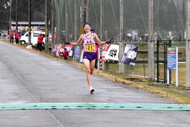 男子で兵庫勢最上位の２位でフィニッシュする宝殿のアンカー加藤璃久＝豊岡市日高町