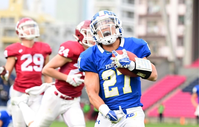 関学大-立命大　第３Ｑ、関学大の斎藤陸がタッチダウンを決め、雄たけびを上げる＝５日午後、ヨドコウ桜スタジアム（撮影・中西幸大）