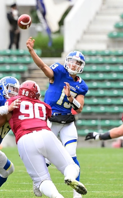 関学大-立命大　第２Ｑ、パスを狙う関学大ＱＢ鎌田陽大＝５日午後、ヨドコウ桜スタジアム（撮影・中西幸大）
