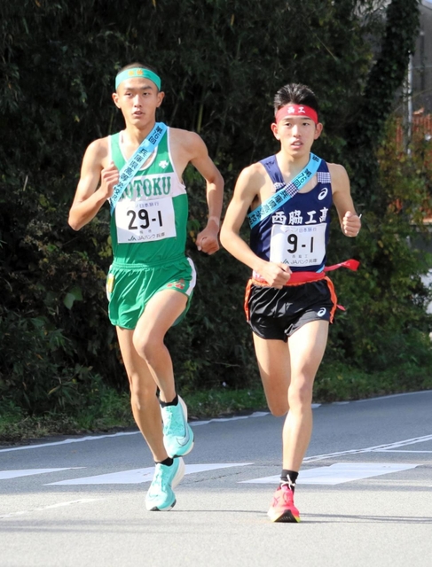 １１月の兵庫県高校駅伝男子１区で報徳の前田和摩（左）と競り合う西脇工の長嶋幸宝＝丹波篠山市内