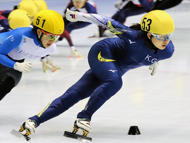 選手権女子１５００メートルで先頭に立つ長森遥南