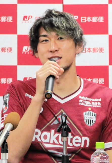 ２０２１年シーズンの名場面を収めたフレーム切手のお披露目で取材に応じるＪ１神戸のＤＦ菊池流帆＝神戸市兵庫区、ノエビアスタジアム神戸