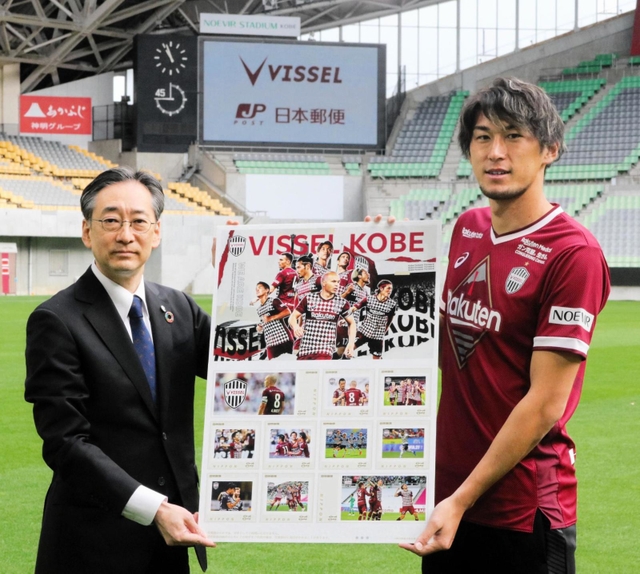 今季の名場面を収めたフレーム切手をお披露目するＪ１神戸のＤＦ菊池流帆（右）と日本郵便の小方憲治近畿支社長＝神戸市兵庫区、ノエビアスタジアム神戸