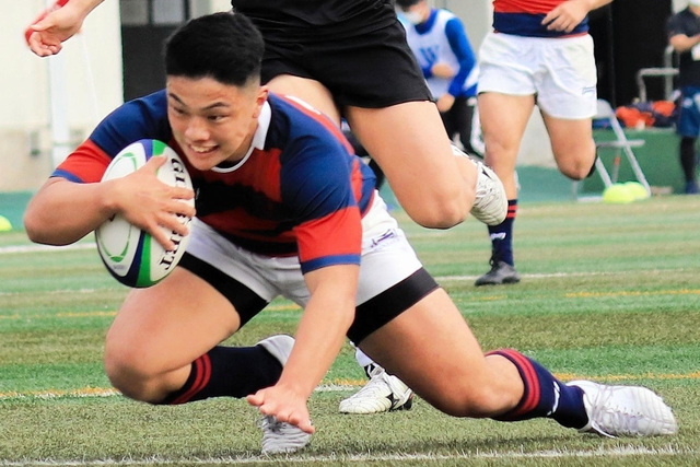 関学大ー大体大　前半、関学大のＷＴＢ加藤がトライを決め、１２－０とリードを広げる