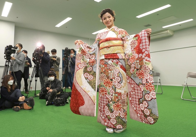 新型コロナ禍のため延期になっていた成人式に出席した東京五輪柔道女子５２キロ級金メダリストの阿部詩選手＝１２日午後、神戸市兵庫区のノエビアスタジアム神戸（撮影・小林良多）