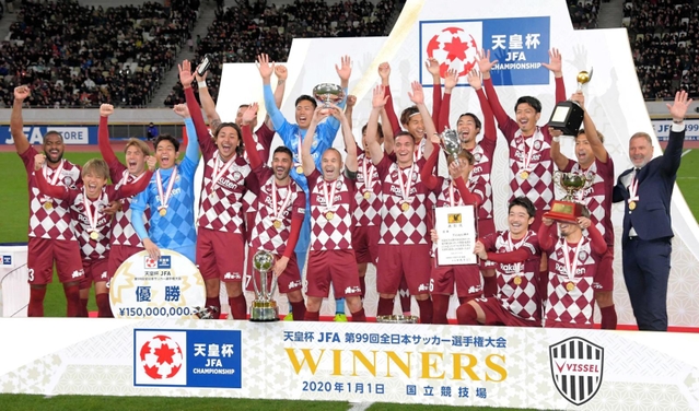 天皇杯を初制覇して喜ぶフェルマーレン（前列右から４人目）ら神戸イレブン＝２０２０年１月１日、国立競技場
