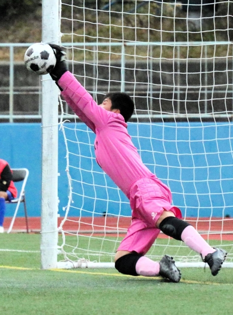 三原-大的　ＰＫ戦で３人目を止める大的のＧＫ茶木＝王子スタジアム