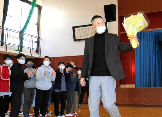 尼崎市立立花北小学校の５、６年生に失敗の意義を伝えた元阪神の今岡真訪氏＝尼崎市栗山町２