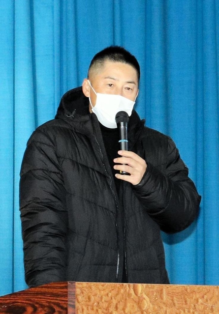 尼崎市立立花北小学校の５、６年生に失敗の意義を伝えた元阪神の今岡真訪氏＝尼崎市栗山町２