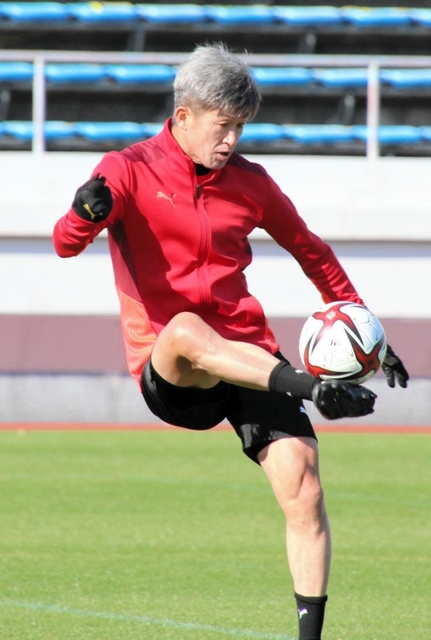 ボールを使ったトレーニングに打ち込む横浜ＦＣの三浦知良＝１５日午前、大阪府内