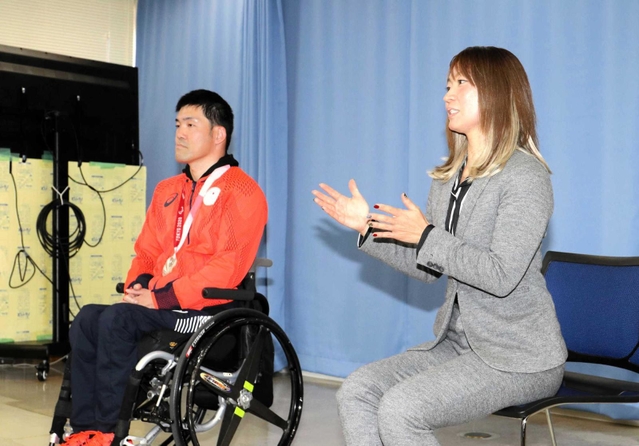 兵庫県の斎藤元彦知事との面談後、練習環境の改善について話すパラ陸上の中西麻耶（右）と大矢勇気＝兵庫県庁