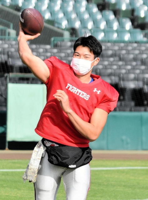 甲子園ボウルに向けて練習に余念がない関学大の２年生ＱＢ鎌田陽大＝甲子園球場