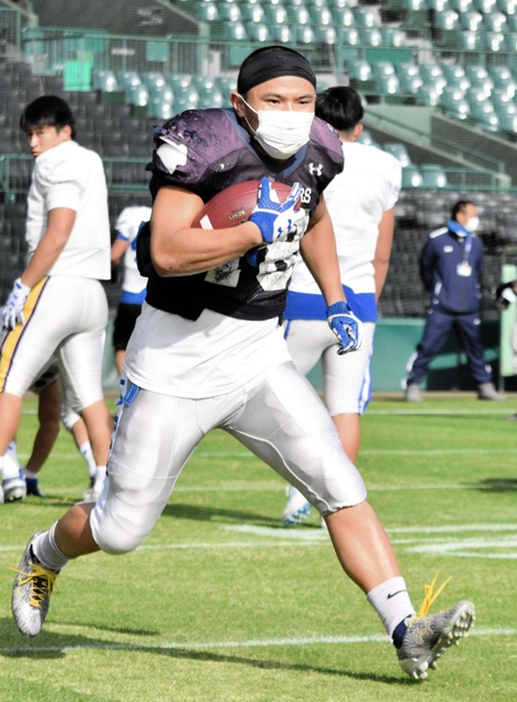 甲子園ボウルに向けて練習に余念がない関学大のエースＲＢ前田公＝甲子園球場