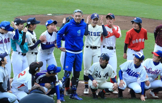 女子高校選抜ナインと記念撮影に臨むイチローさん（中央）＝１８日午後、神戸市須磨区、ほっともっとフィールド神戸