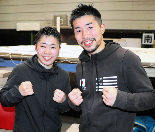 現役復帰を発表した元世界王者の山中竜也氏（右）と妹の山中菫＝大阪市のエディオンアリーナ大阪