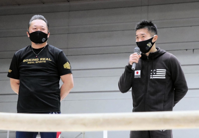 現役復帰を発表したプロボクシング元世界王者の山中竜也氏（右）。左は真正ジムの山下正人会長＝大阪市のエディオンアリーナ大阪