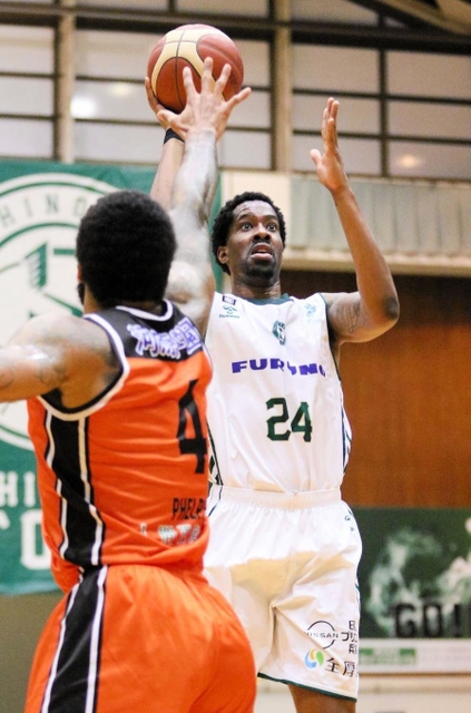 西宮-愛媛　第２クオーター、シュートを放つ西宮のハインズ