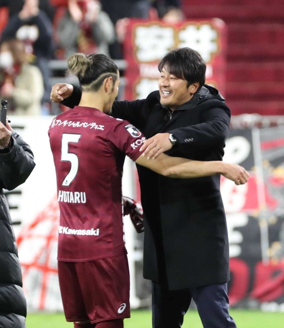 今季開幕戦でＧ大阪に完封勝ちし、山口蛍（５）と抱き合って喜ぶ神戸の三浦淳寛監督＝２月２７日、ノエビアスタジアム神戸