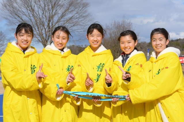 全国優勝を果たし満面の笑みを見せる女子稲美の選手たち＝１９日午前、滋賀県希望が丘文化公園（撮影・秋山亮太）