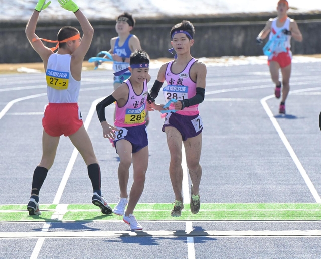 男子・宝殿の１区神吉惺翔（中央右）からたすきを受け取り走り出す２区若林司（中央左）＝１９日午後、滋賀県希望が丘文化公園（撮影・秋山亮太）