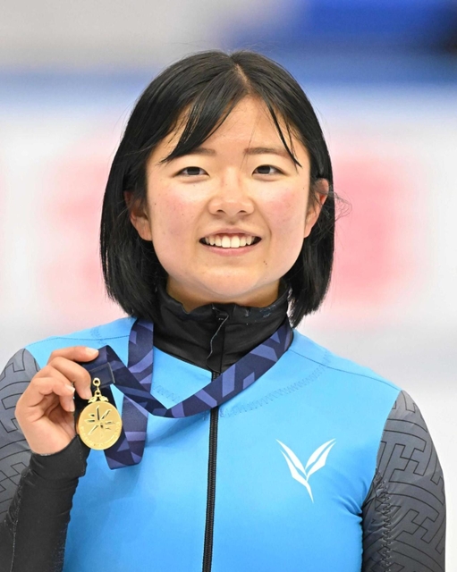 女子１５００メートルを制し、金メダルを手に笑顔を見せる山名里奈＝１８日、丸善インテック大阪プールアイススケート場