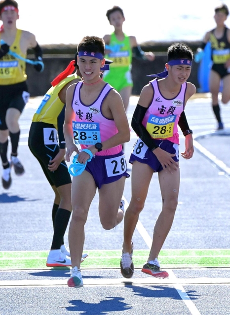男子・宝殿の２区若林司（右）からたすきを受け取り走り出す３区田中颯真（撮影・秋山亮太）