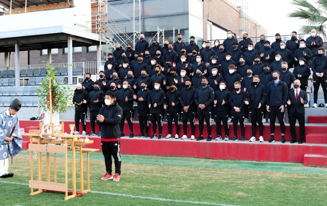 リーグワン初代王者を目指し、玉串を奉納した神戸の橋本大輝主将と選手ら＝神戸市東灘区、神鋼灘浜グラウンド