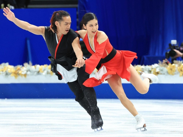 アイスダンスのリズムダンスで生き生きと演技する村元哉中（右）、高橋大輔組＝さいたまスーパーアリーナ（撮影・吉田敦史）