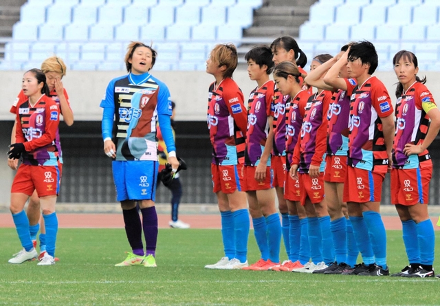 ＩＮＡＣ神戸－日テレ東京Ｖメニーナ　初戦で敗退し悔しがるＩＮＡＣ神戸イレブン＝ヤンマースタジアム長居