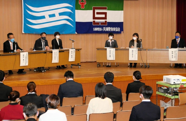 アスリートの競技と仕事の両立について意見を交わしたフォーラム＝神戸市中央区