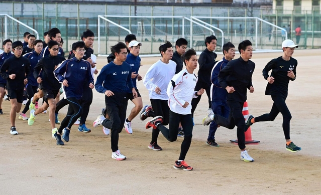 ２年ぶりの都大路に向け、調整に余念がない男子・西脇工の選手ら＝西脇市の同校（撮影・中西幸大）