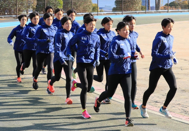 ４年連続の大舞台へ、意気込む女子・須磨学園の選手ら＝神戸市須磨区の同校（撮影・鈴木雅之）