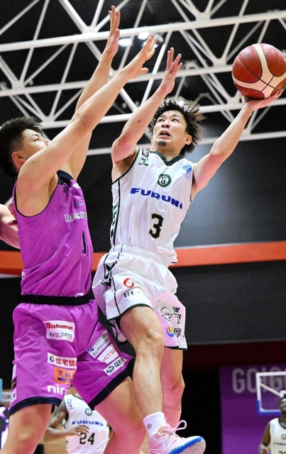 福島-西宮　第２クオーター、相手をかわしシュートを狙う西宮の松崎（右）（Ｂリーグ提供）
