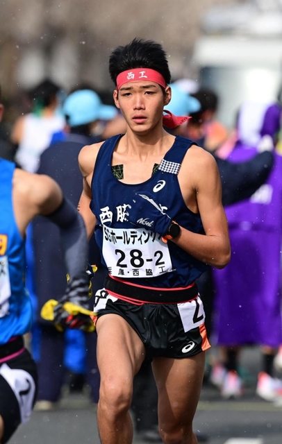 男子２区で１０人抜きを演じ、区間賞に輝いた西脇工の山中達貴＝２６日、京都市内（撮影・中西幸大）