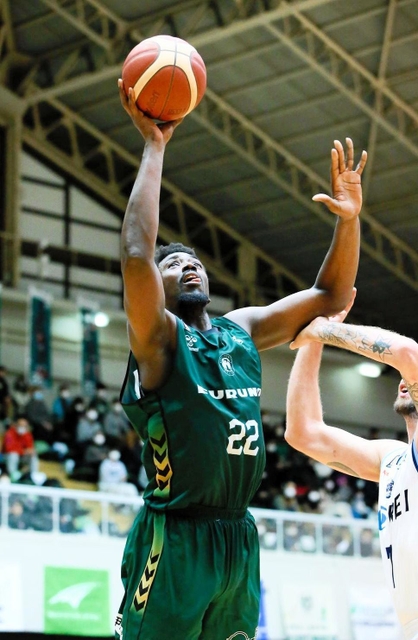 西宮-東京Ｚ　第１クオーター、シュートを決める西宮のムボジ（Ｃ）B.LEAGUE