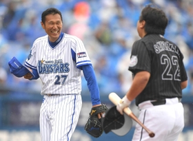 ２０２１年６月、試合前に行われた「伝説のＯＢ一打席対決」で里崎智也氏（右）を左飛に打ち取り笑顔を見せる久保康友投手＝横浜スタジアム