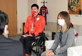 兵庫県の斎藤元彦知事を表敬訪問したパラ陸上の大矢勇気（中央）と中西麻耶＝兵庫県庁