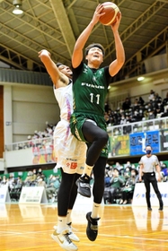 西宮-山形　前半、シュートを狙う西宮の中西（Ｃ）B.LEAGUE