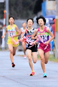 女子１区の最終盤で競り合う（右から）荒井の塚本夕藍、太山寺の池野絵莉、稲美の吉川菜緒＝豊岡市日高町、奥神鍋体育館周辺コース