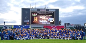 甲子園ボウル出場を決め記念撮影をする関学大ファイターズ＝５日夕、ヨドコウ桜スタジアム（撮影・中西幸大）