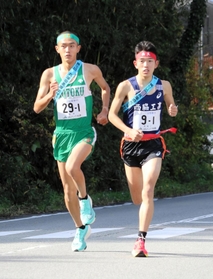 １１月の兵庫県高校駅伝男子１区で報徳の前田和摩（左）と競り合う西脇工の長嶋幸宝＝丹波篠山市内