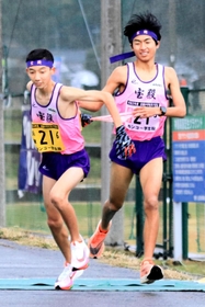 男子・宝殿　５区佐藤透晏（右）からたすきを受け取る６区加藤璃久