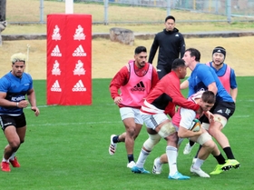ラグビー日本代表の欧州遠征後の隔離期間が明け、神戸に合流したＣＴＢラファエレ（左から２人目）＝神戸市東灘区御影浜町、神鋼灘浜グラウンド