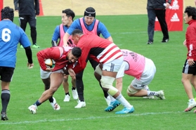 ラグビー日本代表の欧州遠征後の隔離期間が明け、神戸に合流したＣＴＢラファエレ（左から２人目）＝神戸市東灘区御影浜町、神鋼灘浜グラウンド