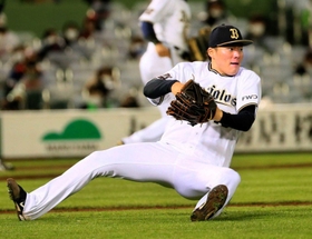 オリックスヤクルト　５回表ヤクルト無死一塁　宮本丈のバント処理で尻もちをつくオリックスの山本由伸＝１１月２７日、神戸市須磨区のほっともっとフィールド神戸（撮影・鈴木雅之）