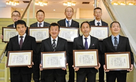 兵庫県高野連の表彰を受けた県内の指導者ら＝明石市民会館